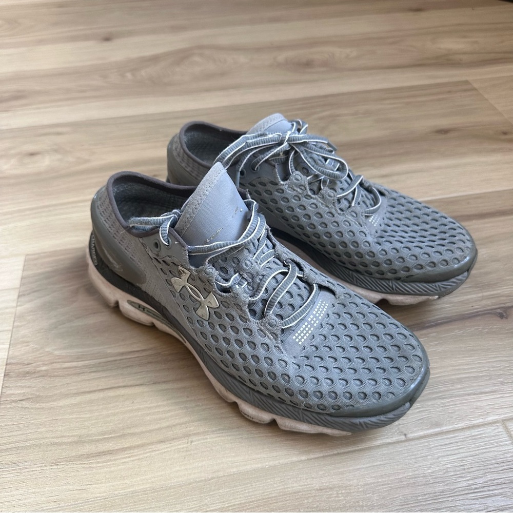Tennis shoes